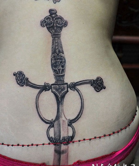 后腰上的宝剑纹身