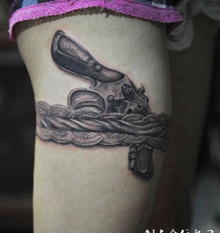 蕾丝手枪纹身