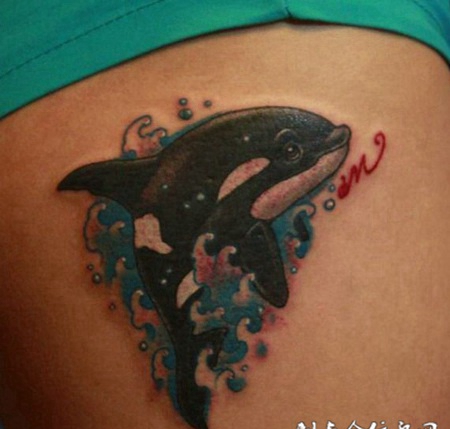 大腿上的彩色小海豚纹身