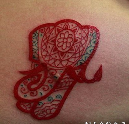 腰侧的大象纹身