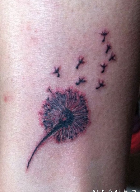 被风吹散的蒲公英纹身