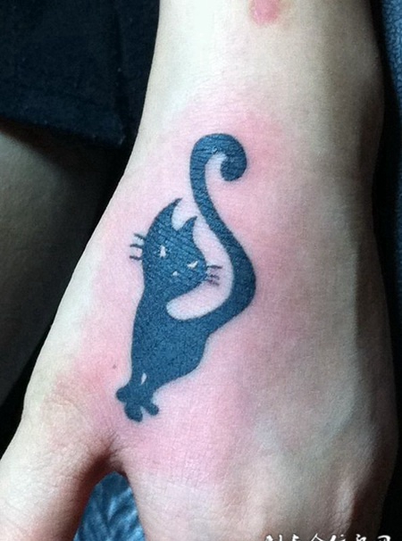 手上的小猫纹身