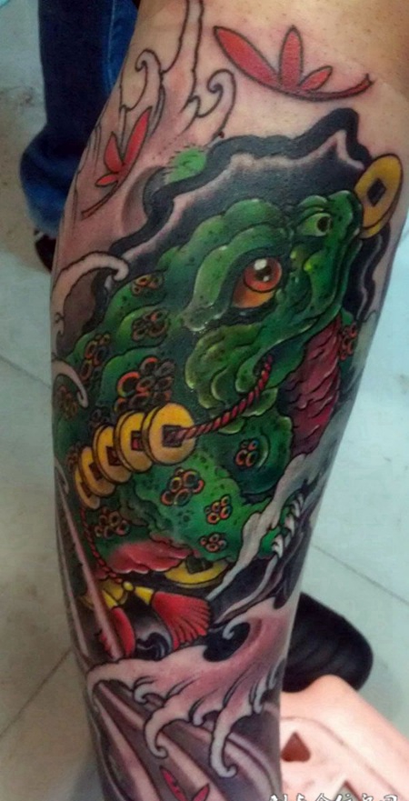 小腿上的金蟾纹身