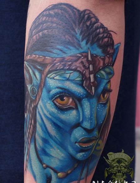 小臂上的彩色阿凡达纹身