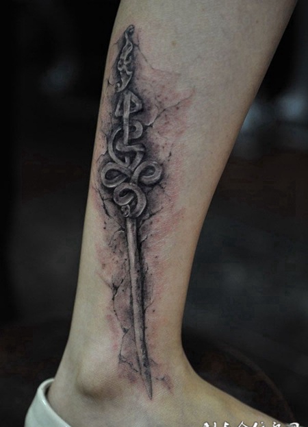 脚踝上的中国风发髻纹身