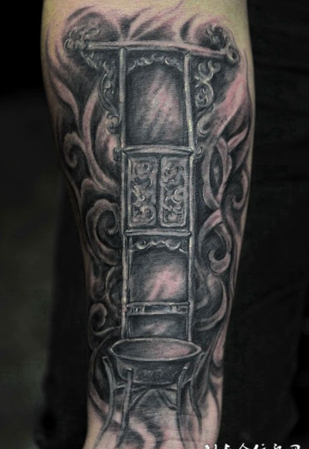 小臂上的镜子纹身