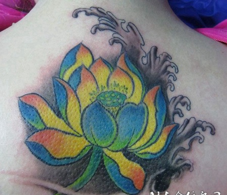 后背上的传统荷花纹身