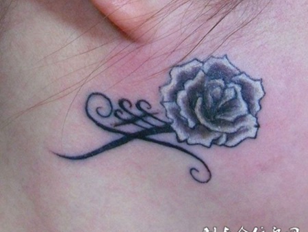 耳朵下方的玫瑰花纹身