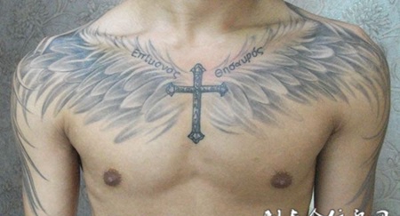 长翅膀的十字架纹身