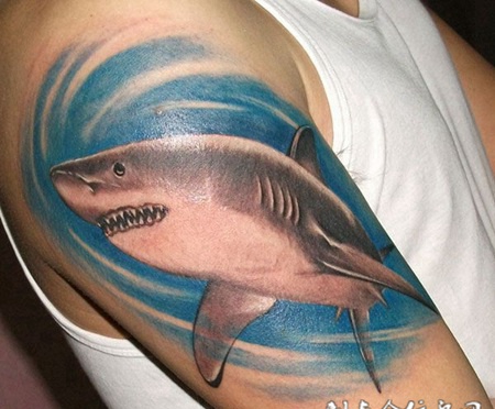 胳膊上的黑白鲨鱼纹身