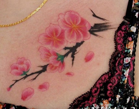 胸前的梅花纹身