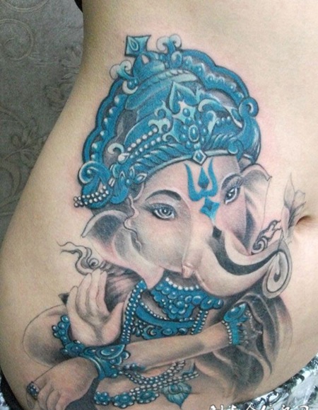 腰侧的象神纹身