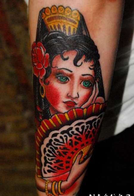 手臂美女扇子纹身图案