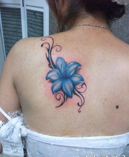 美女背上的彩色兰花藤蔓纹身