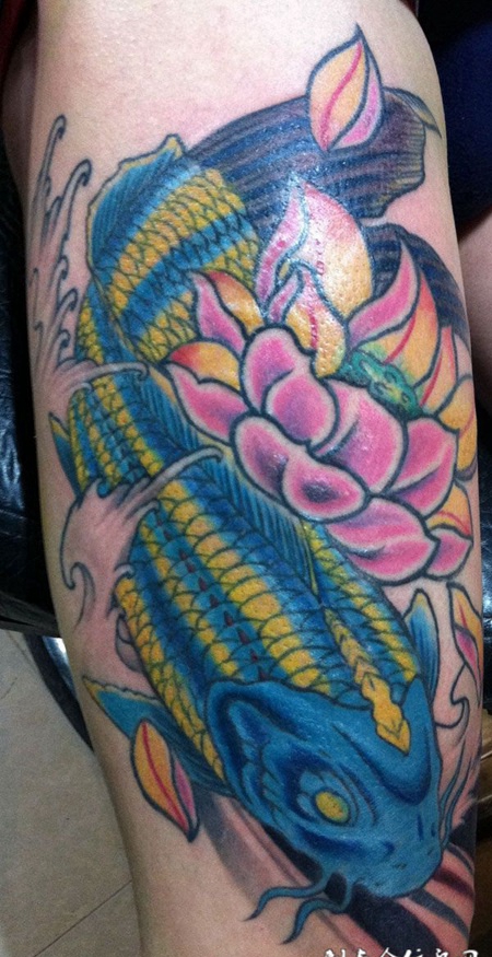 荷花下的鲤鱼纹身
