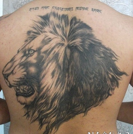 后背上的狮子头纹身