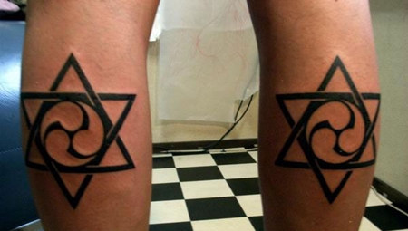 小腿两边的六芒星纹身图案