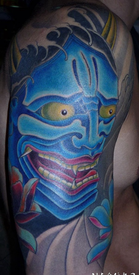 胳膊上的蓝面般若纹身