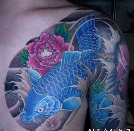 半胛蓝色鲤鱼纹身