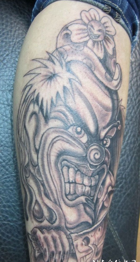 小腿上小丑纹身