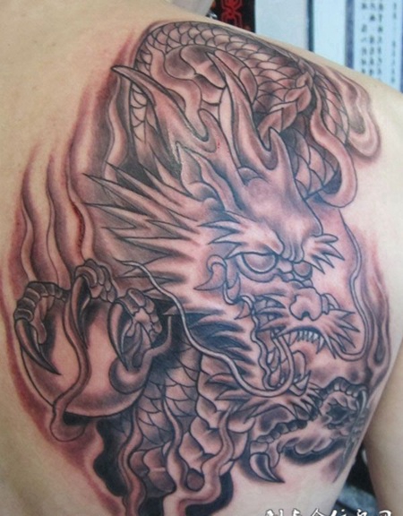 后背上龙纹身