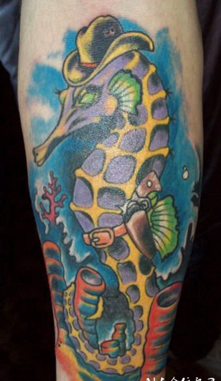 小腿上的彩色海马纹身