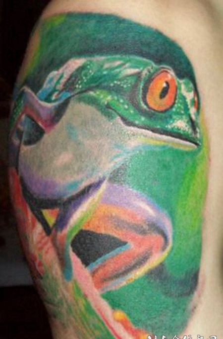 胳膊上的彩色青蛙纹身