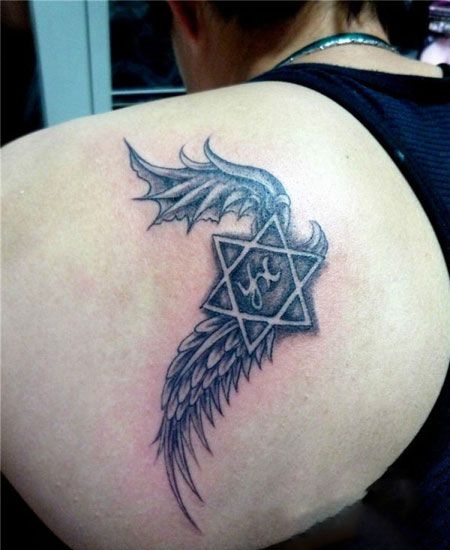 肩部六芒星翅膀纹身图案