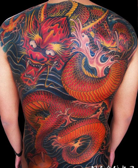 满背彩色龙纹身