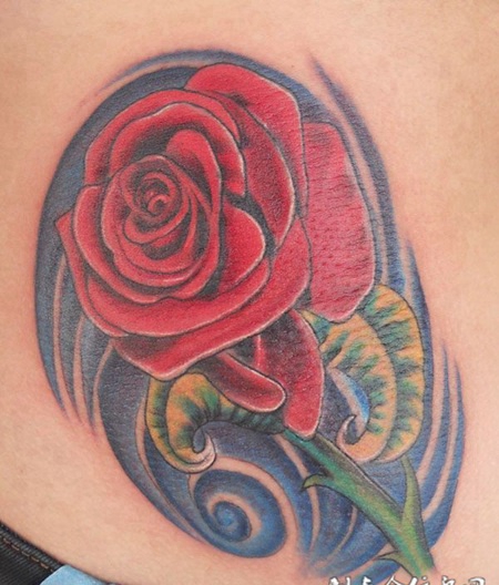 腰侧的红玫瑰纹身