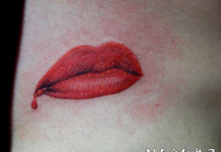 腰侧的彩色嘴唇纹身