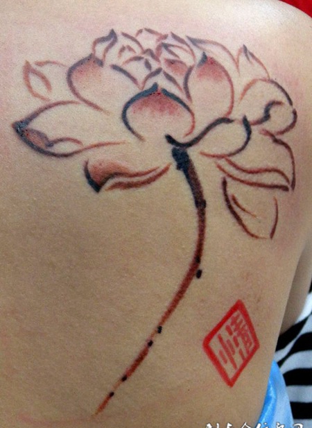 后背上的写意荷花纹身