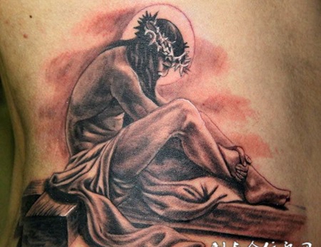 腰侧的黑灰耶稣纹身