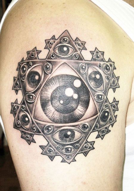 大臂上的六芒星眼睛纹身图案