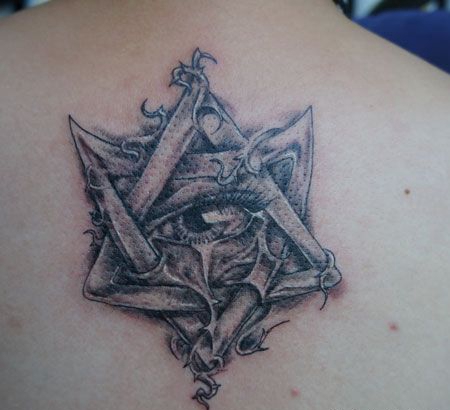 背部眼睛六芒星纹身图案