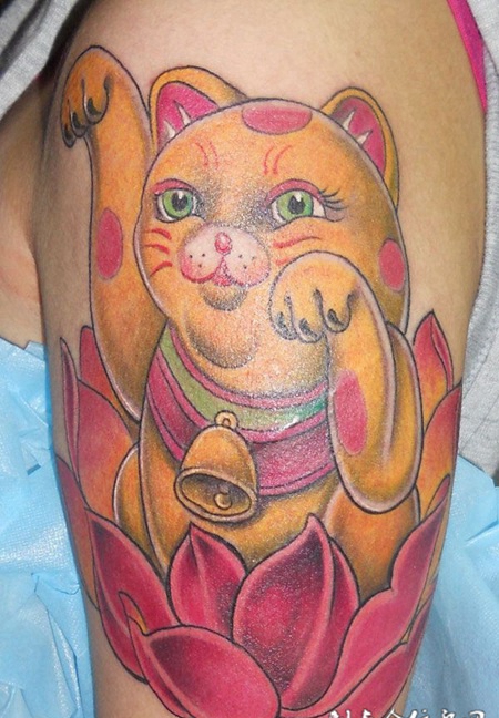 胳膊上讨喜的招财猫纹身