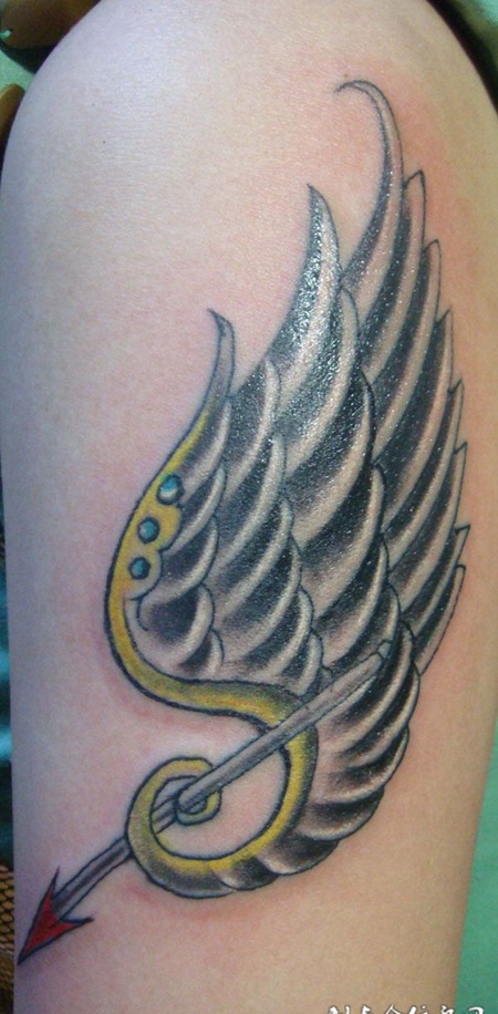 胳膊上的翅膀纹身