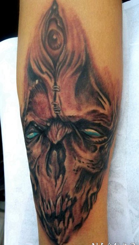 小腿上的黑灰恶魔纹身