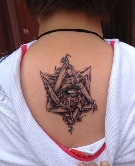 背部个性的眼睛六芒星纹身图案