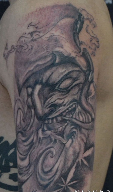 胳膊上邪恶的小丑纹身