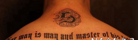 后背上的哥特文字纹身