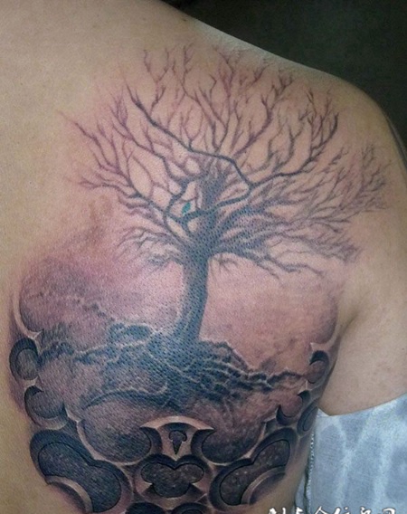 后背上的生命之树纹身