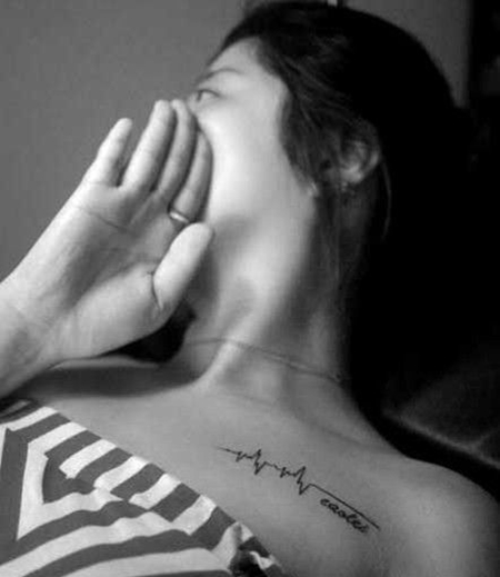 胸部的心电图纹身图案