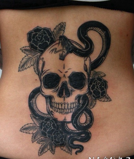 后背上的骷髅蛇纹身