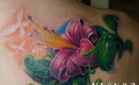 后背上的紫色兰花纹身