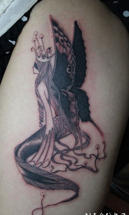 腿上的蝴蝶女精灵纹身