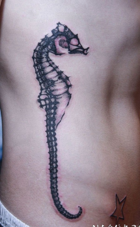 腰侧的海马纹身