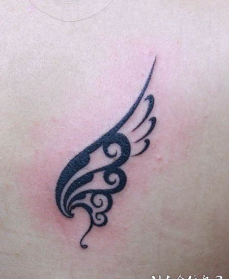 单侧的翅膀纹身