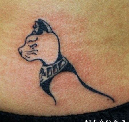 腰侧的抽象小狗纹身