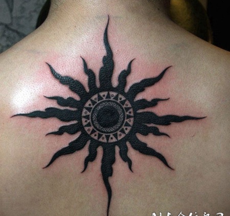 后背上妖艳的太阳纹身